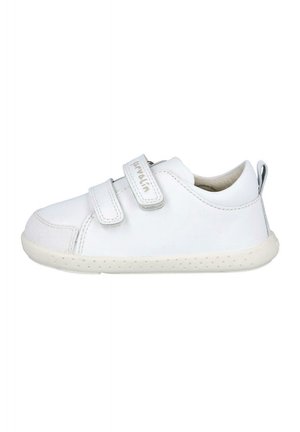 Zapatilla blanca con tiras de velcro, punta redonda, suela texturizada y un acabado de cuero suave. Con un logo sutil en la tira.