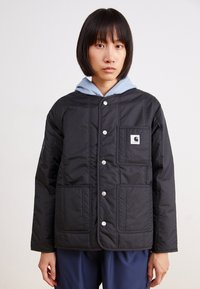 Schwarze gepolsterte Jacke mit einer hellblauen Kapuze, Druckknöpfen und zwei Vorderstaschen; bietet eine gesteppten Textur und ein kleines Logo-Patch.