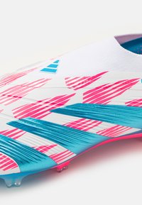 adidas Performance PREDATOR ELITE LACELESS FIRM GROUND - Futbolo bateliai skirti žaidimui ant kietos dangos - footwear white/solar blue/solar pink