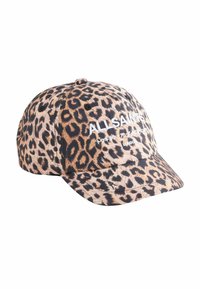 Casquette en tissu imprimé léopard dans des tons de beige et noir, avec le logo blanc "ALLSAINTS" brodé sur le devant, et une visière légèrement courbée.