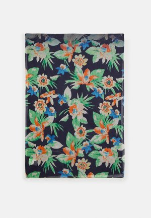 Tissu bleu marine foncé avec un motif floral tropical vif en orange, vert, bleu et crème, présentant de grandes feuilles et des fleurs en pleine floraison.