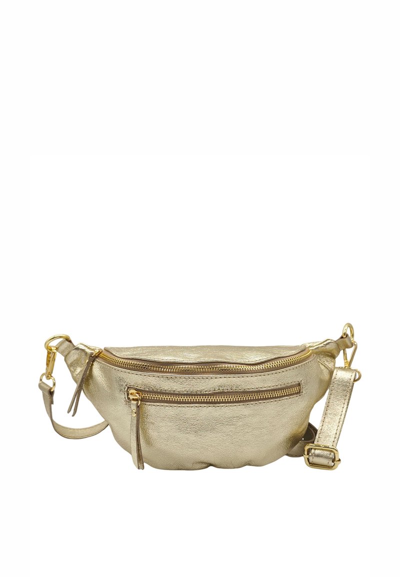 Sac banane en métal doré avec deux compartiments zippés, design incurvé et une sangle amovible. Texture lisse avec des accents en métal doré.