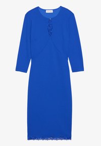 Robe bleue jusqu'au genou avec des manches 3/4, un col rond, un détail en dentelle au niveau de la poitrine et un ourlet en dentelle festonnée au bas.