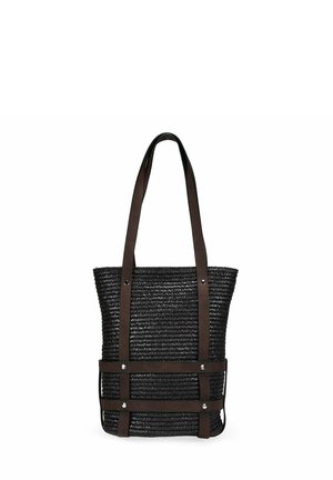 Bolso tote tejido negro con largas correas marrón oscuro y bandas horizontales decorativas aseguradas con tachuelas plateadas.