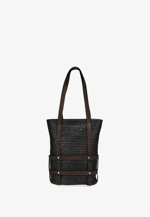Bolso tote tejido negro con largas correas marrón oscuro y bandas horizontales decorativas aseguradas con tachuelas plateadas.