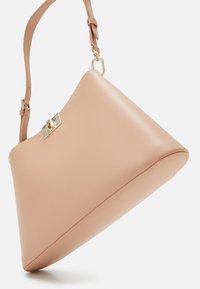 Borsa a tracolla in pelle beige con chiusura a girello in tono dorato e tracolla regolabile, presentata su uno sfondo bianco.