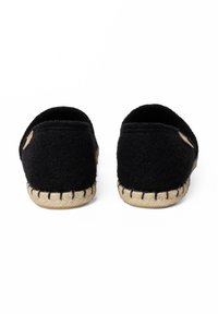 Czarne wełniane kapcie o teksturowanym wykończeniu, z otwartym tyłem i naturalną podeszwą z juty z kontrastującym czarnym przeszyciem.