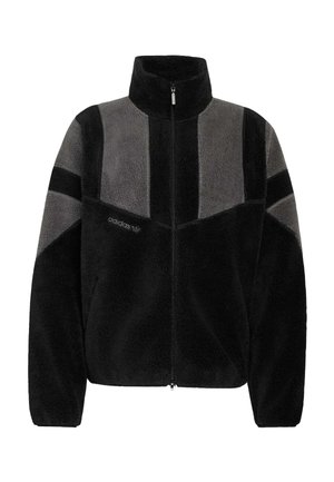 Chaqueta de forro polar negra y gris con cremallera completa, cuello alto, mangas largas y logo de Adidas en el pecho izquierdo.