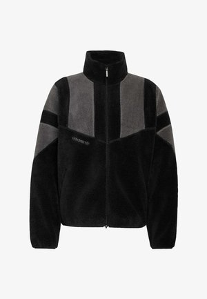 Černá a šedá fleecová bunda s celým zipem, vysokým límcem, dlouhými rukávy a logem Adidas na levé straně hrudi.
