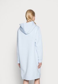Lichtblauwe hoodie-jurk, lange mouwen, losse snit, zachte textuur, kangoeroezak en ribgebreide manchetten en zoom.