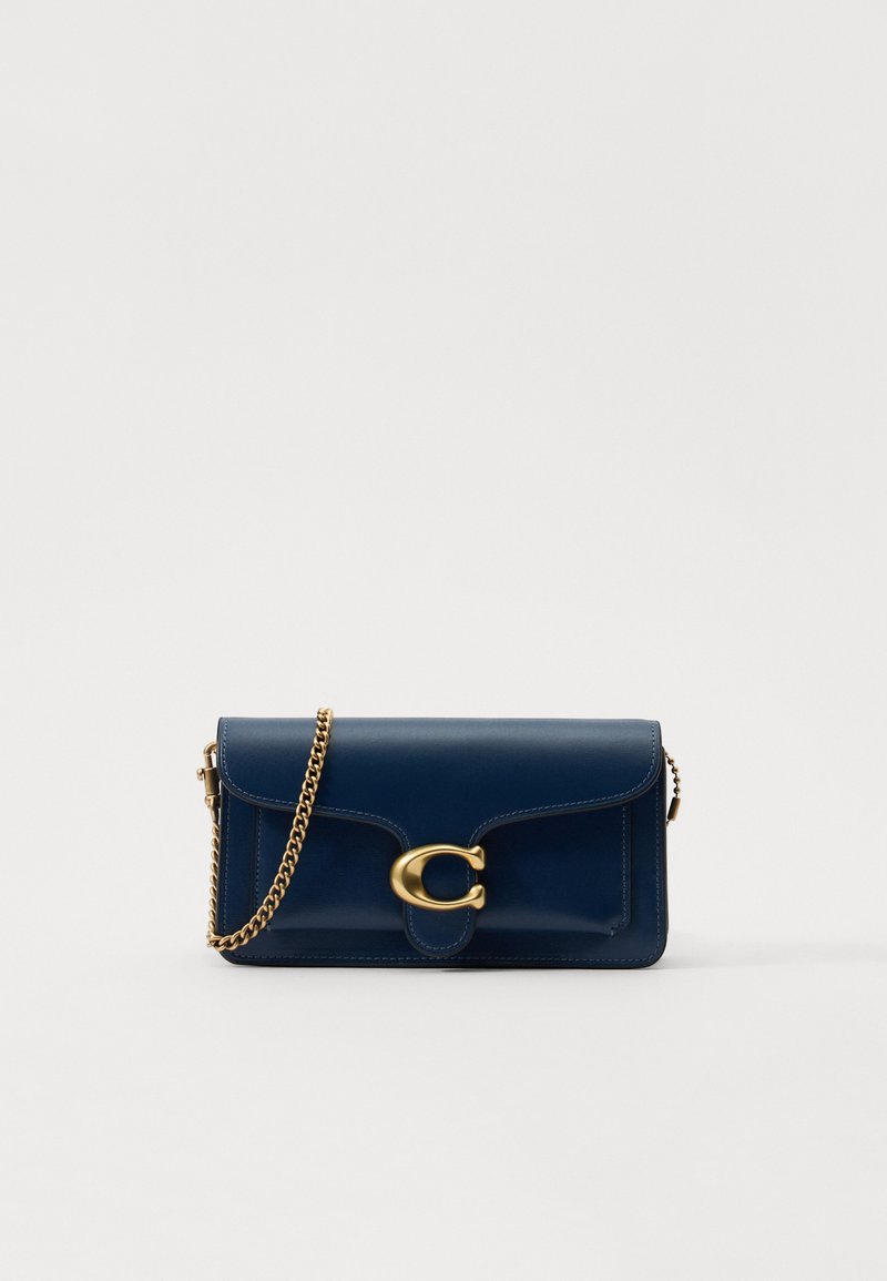 Borsa a spalla in pelle blu navy con tracolla in catena dorata, chiusura a pattina e dettaglio hardware circolare dorato in evidenza. Texture liscia, forma rettangolare.