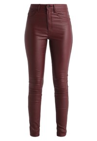 Pantalones pitillo de cuero sintético burdeos con cintura alta, que cuentan con bolsillos delanteros y un acabado liso y brillante.