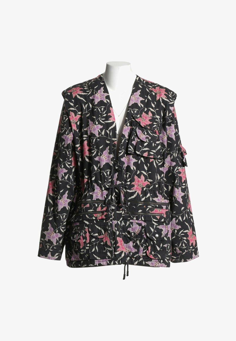 Veste noire avec imprimé floral rose et violet, plusieurs poches avant et taille à cordon, présentée sur un mannequin torse blanc.