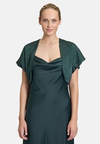 Satin grøn kjole med en halsudskæring i cowl og korte, løse ærmer. Glat tekstur og elegant draperingsdesign overalt.