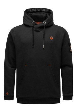 Sort hættetrøje med kængurulomme, orange detaljer, snøre og et mærke på ærmet. Glat tekstur, afslappet design.