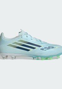 Chaussure de football Adidas F50 bleu clair avec des bandes noires et jaunes, des lacets et des crampons moulés sur fond blanc.