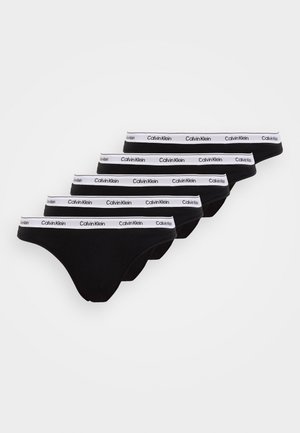 Schwarze Baumwoll-Bikinis mit einem weißen Band, auf dem "Calvin Klein" gedruckt ist. Fünf Paar, glatte Textur und ein niedrig geschnittener Stil.