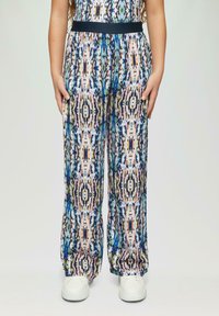 Pantaloni leggeri e larghi a fantasia con un design blu, rosa e bianco. Presentano un elastico in vita e tasche laterali.