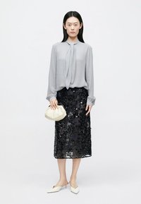 Tory Burch GEORGETTE BOW BLOUSE - Blusa - gray