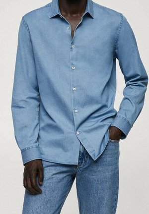 Camicia in denim azzurro chiaro con colletto a punta, maniche lunghe e chiusura frontale a bottoni; presenta una texture liscia e una vestibilità regolare.
