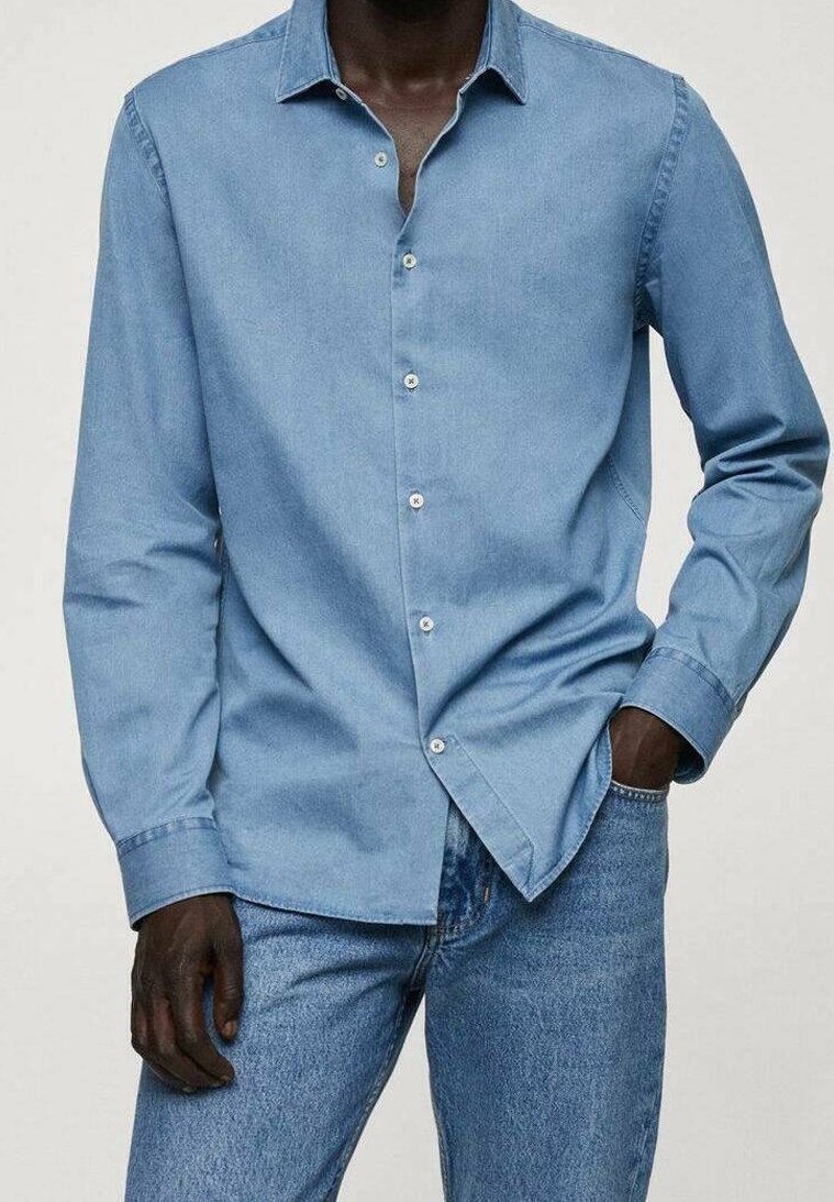 Camicia in denim azzurro chiaro con colletto a punta, maniche lunghe e chiusura frontale a bottoni; presenta una texture liscia e una vestibilità regolare.