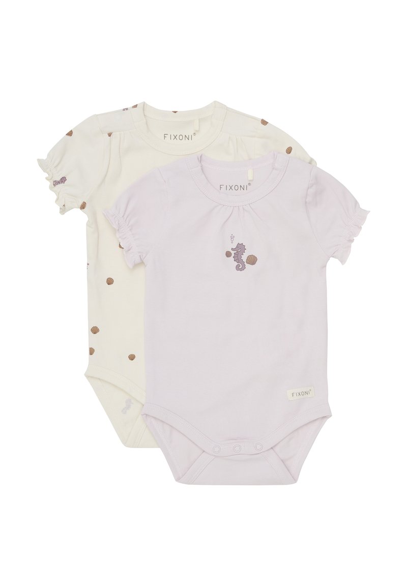 Zwei Kurzarm-Bodysuits: einer in Creme mit braunen Punkten und Muschel-Motiv, der andere in Lavendel mit einem Seepferdchen-Design. Beide haben Druckknopfverschlüsse.