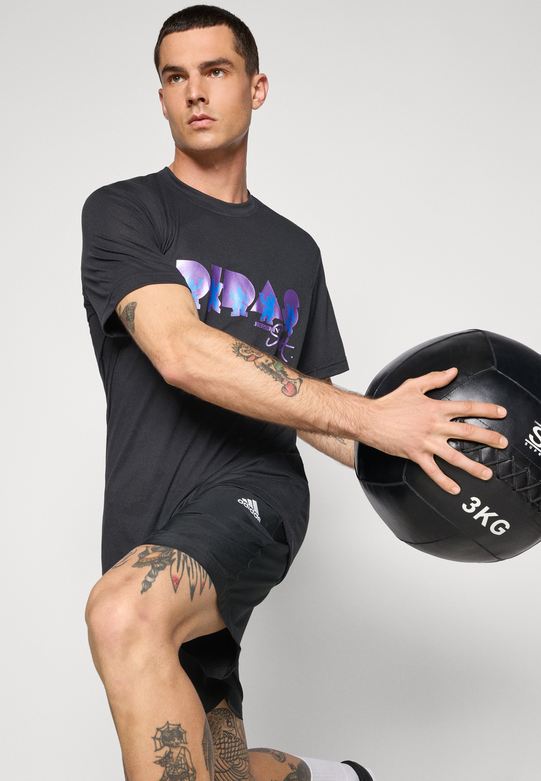 adidas×JEREMY SCOTT☆PRIDE TEE Tシャツ 2色【UK発】 T-shirts adidas x Jeremy Scott Pride Mesh Tee Black | Footshop