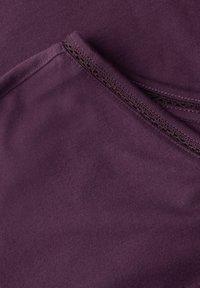 Tela de algodón morado con una textura suave, presenta un escote en V y costuras reforzadas en los bordes. Sin patrones ni acentos adicionales.