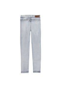 Világoskék, rugalmas farmernadrág sima textúrával, slim fit fazonban, barna bőr címkével a hátsó derékrészen.