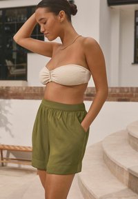 Next REGULAR FIT - Pantaloni de trening - khaki green