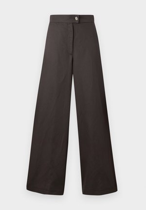Pantalones anchos negros con una textura suave, que presentan un cierre frontal con botón y un diseño limpio y sencillo. Sin patrones ni acentos visibles.