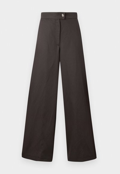 Pantalones anchos negros con una textura suave, que presentan un cierre frontal con botón y un diseño limpio y sencillo. Sin patrones ni acentos visibles.