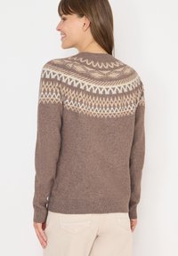 Maglione lavorato a maglia marrone con un motivo Fair Isle in crema e beige sulla parte superiore, collo rotondo e polsini e orlo a coste.