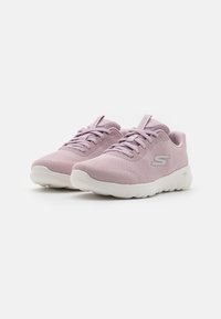 Scarpe da ginnastica viola chiaro con tomaia in mesh testurizzato e suola in gomma bianca. Presentano lacci e un accento con il logo sul lato.