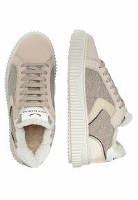 Sneakers color beige chiaro con una combinazione di tessuti lisci e testurizzati, una fodera morbida e una suola bianca rigata. Gli accenti includono un dettaglio lucido.