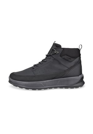 Schwarzer High-Top-Sneaker mit profilierter Sohle, gepolstertem Knöchelkragen, Schnürung vorne und Zuglaschen an Zunge und Ferse, von der Seite gezeigt.