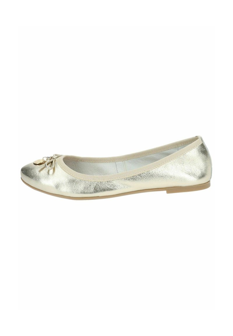 Ballerine métallique dorée avec un bout arrondi, ornée d'un nœud et d'une surface texturée. Semelle douce et plate avec un intérieur rembourré.