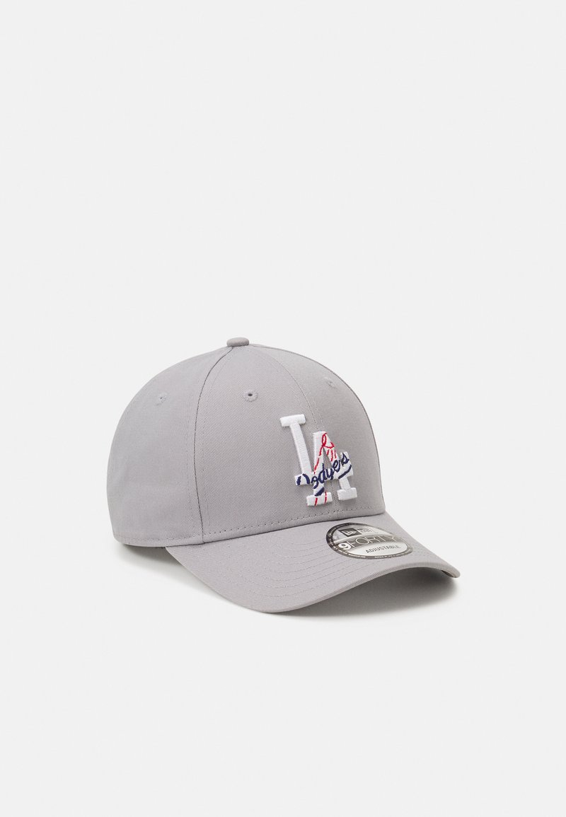 Gorra de béisbol gris con visera curvada, que presenta el logotipo bordado de "LA Dodgers" en blanco y rojo. El material es un tejido suave y texturizado.