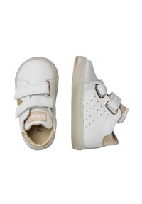 Vita sneakers för små barn med kardborremband, en slät lädertextur, guldaccenter, perforerade detaljer och en genomskinlig gummisula.