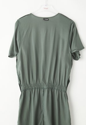 Olijfgroen jumpsuit met korte mouwen en een cinched taille. Heeft een soepele textuur en een ronde halslijn. Label zichtbaar aan de achterkant.