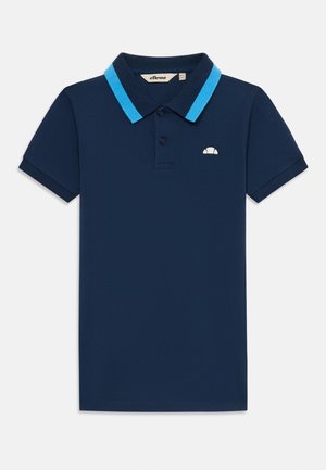 Polo-shirt à manches courtes bleu marine avec une fine rayure bleu clair sur le col et un petit logo blanc sur la poitrine à gauche.