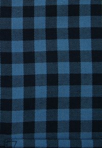 Niebiesko-czarna kraciasta tkanina o fakturowanym splocie z kwadratami tej samej wielkości, przedstawiająca klasyczny wzór w kratę.