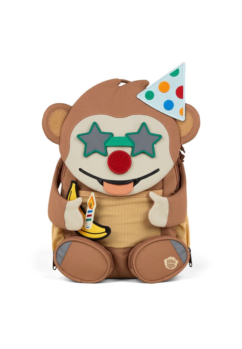 Brauner Stoff-Rucksack in Form eines Affen mit einem Partyhut, sternförmigen Brillen und einer Banane. Verfügt über Applikationsdetails, strukturierte Bereiche und Reißverschlüsse.