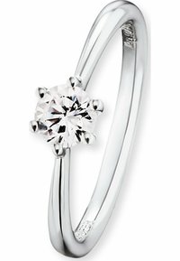 En solitaire förlovningsring med en rund, klar diamant som är pronginfattad i en polerad, slät silverring med en avsmalnande design.