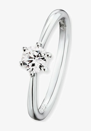 Bague de fiançailles solitaire avec un diamant rond et clair, serti sur une bande en argent lisse et poli au design effilé.