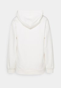 Sudadera blanca con capucha, de mangas largas, textura suave, puños y dobladillo acanalados, y un diseño simple. Sin detalles visibles en la parte frontal.