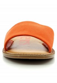 Orange ruskinds slide sandal med en bred rem, en brun læderdetalje, en flad tan sål og en syet kantdetalje. Brandlogo synligt på indersålen.