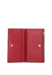 Rode leren portemonnee met een gestructureerd oppervlak, meerdere kaartsleeven, een ritsvak en een sluiting met een goudkleurige drukknoop.