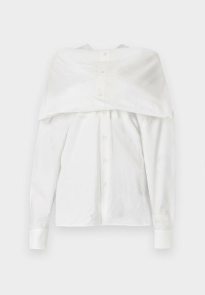 Camisa branca de manga longa, tecido de algodão, fecho frontal com botões, design destapado nos ombros com costas drapeadas, textura suave, colarinho clássico e punhos.