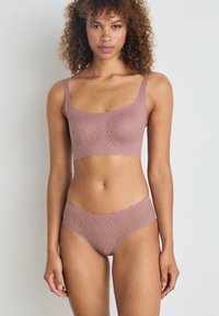 Mauve beha met een vierkante halslijn en brede banden, voorzien van een gestructureerd ruitpatroon; bijpassende slip met golvende rand en een vergelijkbaar ontwerp.